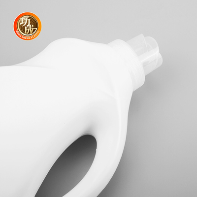 Konzentrierte Flasche mit Reinigungsmittel aus Formel PE mit kindersicherer Kappe