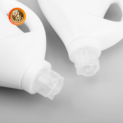 Konzentrierte Flasche mit Reinigungsmittel aus Formel PE mit kindersicherer Kappe