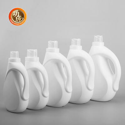 Halbtransparente Plastikflaschen mit Schraubkappe